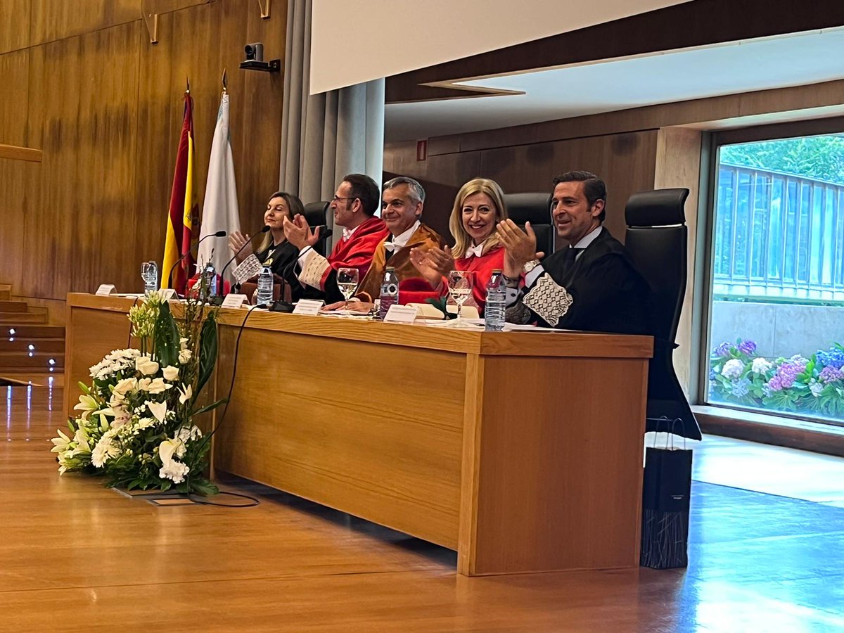 Graduación de la X Promoción del Grado en RRLL y RRHH de la  #UVigo. Enhorabuena a  mis queridos estudiantes. También a los padrinos, Jacinto Lareo y Germán Serrano. Y en la memoria de todos, Pilar Trigo, Almudena Bergareche y Manolo Ramos