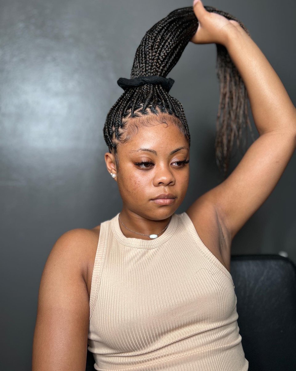 FamousLyn_'s tweet photo. I do hair ! DFW AREA , Texas stylist Instagram :@LynTheeStylist_ #knotlessbraids #dfwhairstylist #braids https://t.co/8cnmgv1BHg