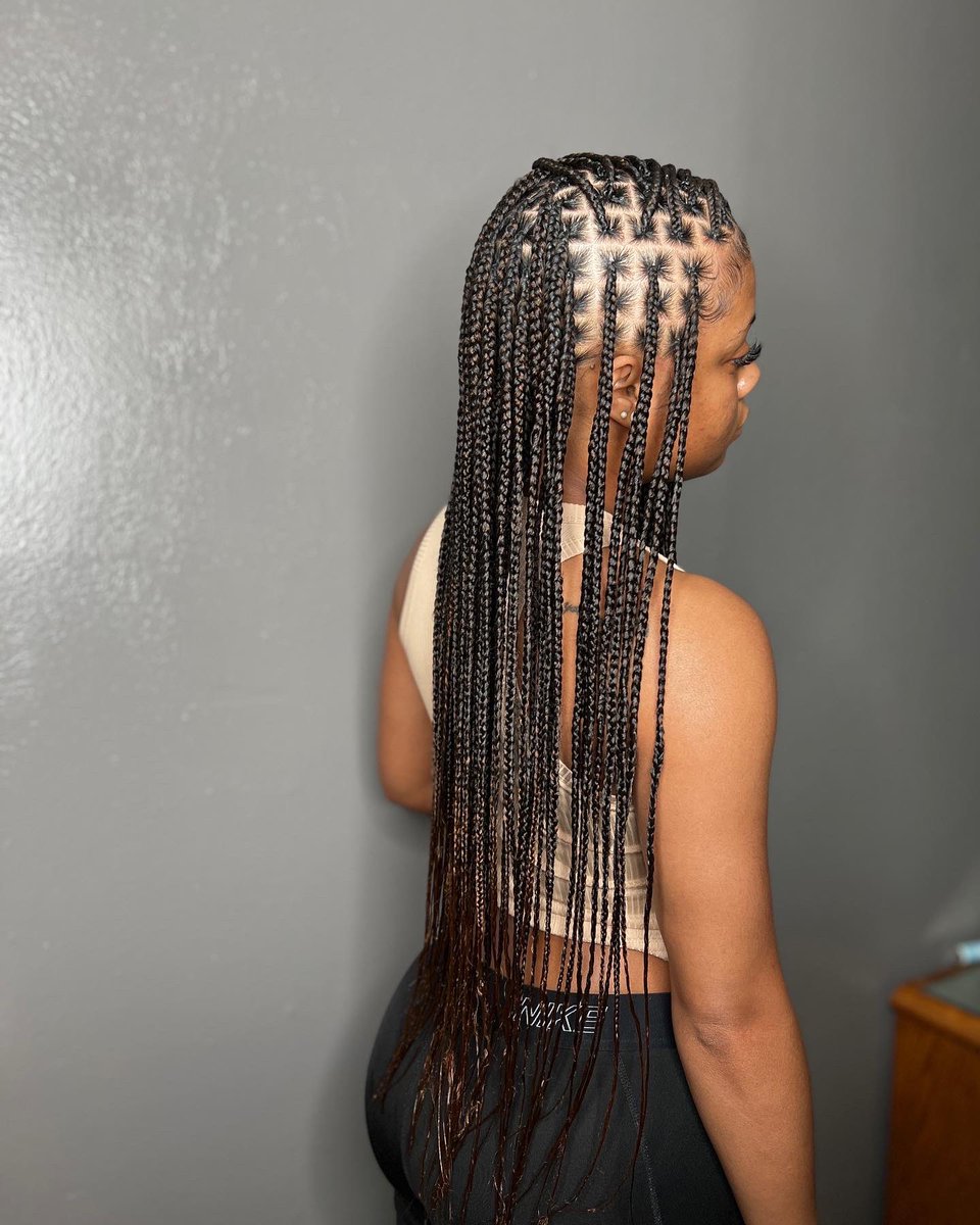 FamousLyn_'s tweet photo. I do hair ! DFW AREA , Texas stylist Instagram :@LynTheeStylist_ #knotlessbraids #dfwhairstylist #braids https://t.co/8cnmgv1BHg