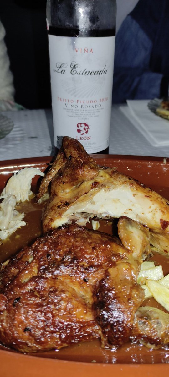 Quonso's tweet photo. Como ya es tradición, con nuestro primer #PolloAsado el primer día que abre #LaBodeguilla de @ValenciaDeDJuan damos por inaugurada la temporada de verano 🙌😋 https://t.co/lxOCHmeGxI