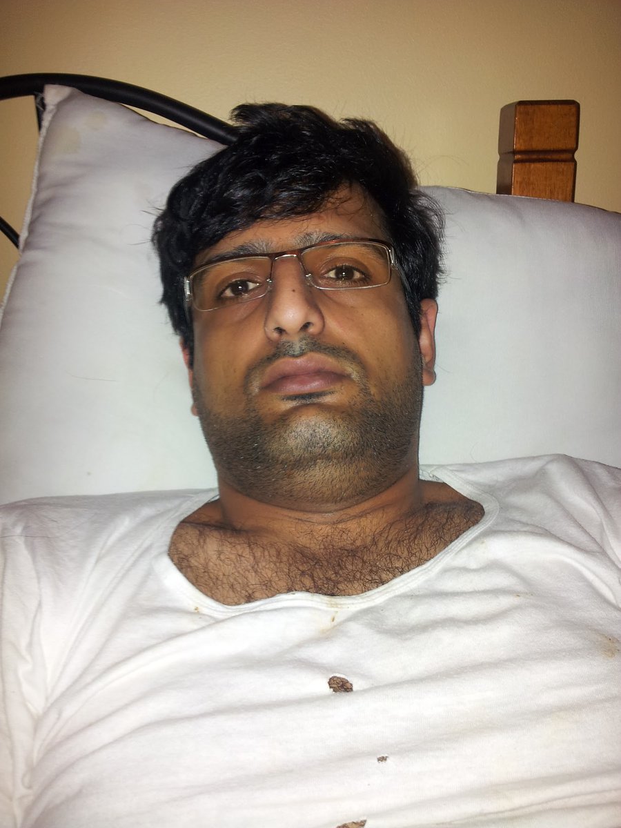 كيف يبدو شكل مدمن مخدرات؟ حالك اللون، تعيس الشكل، وبائس، وآثار حروق سيجارة الحشيش على ملابسه! الصورة عام 2012 والحمد لله على اليوم الذي غضبت فيه على نفسي، وقررت نبذ هذا الشخص الذي ترونه الآن!