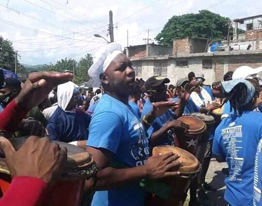 JulioC2630's tweet photo. Como cada 24 de junio las congas santiagueras salieron a las calles para celebrar el Día de San Juan. El público con alegría se sumó a la celebración. #SantiagoEsCultura #CubaPorLaPaz #SantiagoDeCuba https://t.co/2W5lUGNzHm