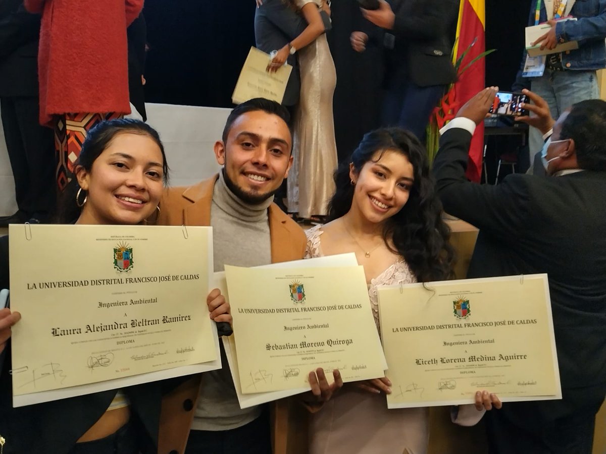 Forocsu's tweet photo. #GradUD #FamarenaUD Ser la primera persona de su familia en graduarse de la universidad es un logro GRANDE. 👩🎓🧑🎓🥳🌏Celebramos a los 222 nuevos profesionales embajadores de nuestra @udistrital. https://t.co/3wEU5KHSI6