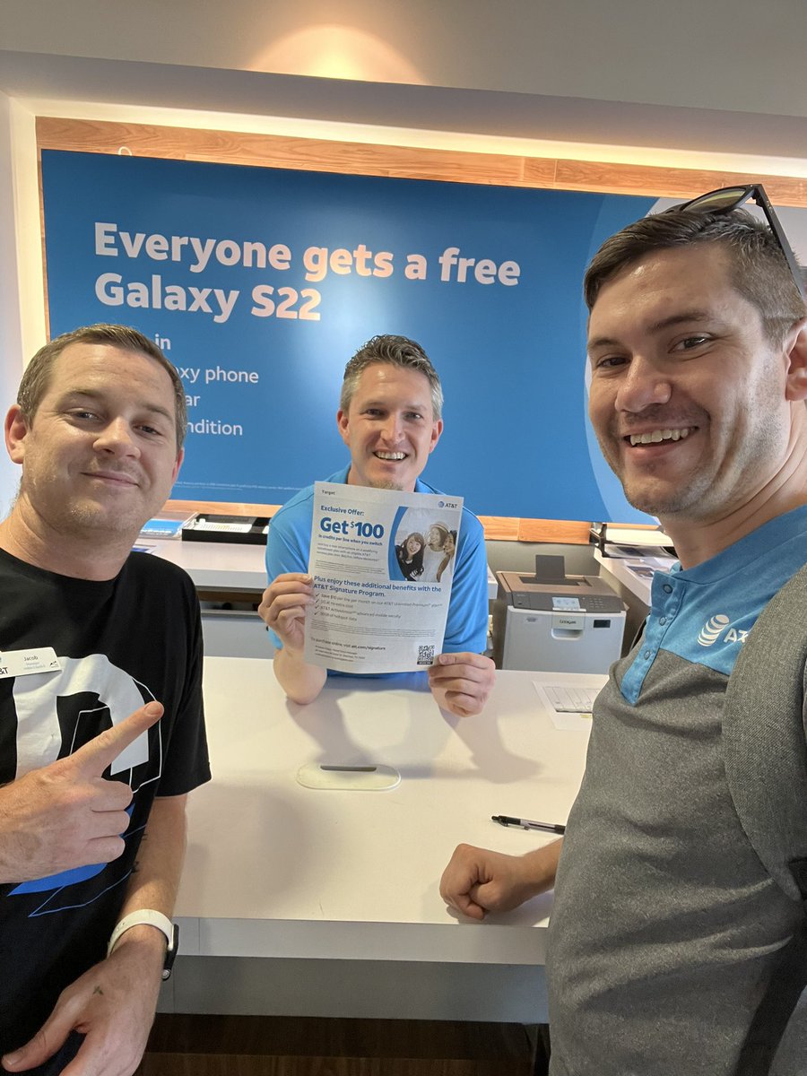 bcclegg's tweet photo. Thanks @Brandon_NTX for the store visit and help with @NtxSignature! Making flyers and dropping knowledge and vice versa! @ATT @NTX_Market #NoFanNoPhone #SiggyTeam #Lifeatatt https://t.co/DCTtzviaZ3
