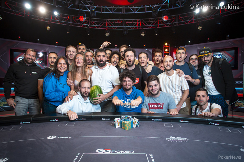 PokerAbc's tweet photo. 😱 IL L'A FAIT ! Jonathan Pastore sacré sur l'Event #46 des @WSOP le 5 000$ 6-max ! Sous les yeux du rail tricolore, notre coach a décroché son premier bracelet et les 771 765$ à la gagne : BRAVO JON 🥳
#poker #live #TeamABCPoker #WSOP2022 
📸 Crédit photos Katerina Lukina / WSOP https://t.co/KzJ65yPS4S