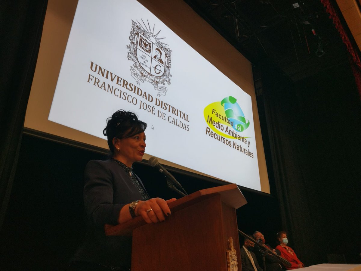 Forocsu's tweet photo. #GradUD #FamarenaUD Ser la primera persona de su familia en graduarse de la universidad es un logro GRANDE. 👩🎓🧑🎓🥳🌏Celebramos a los 222 nuevos profesionales embajadores de nuestra @udistrital. https://t.co/3wEU5KHSI6