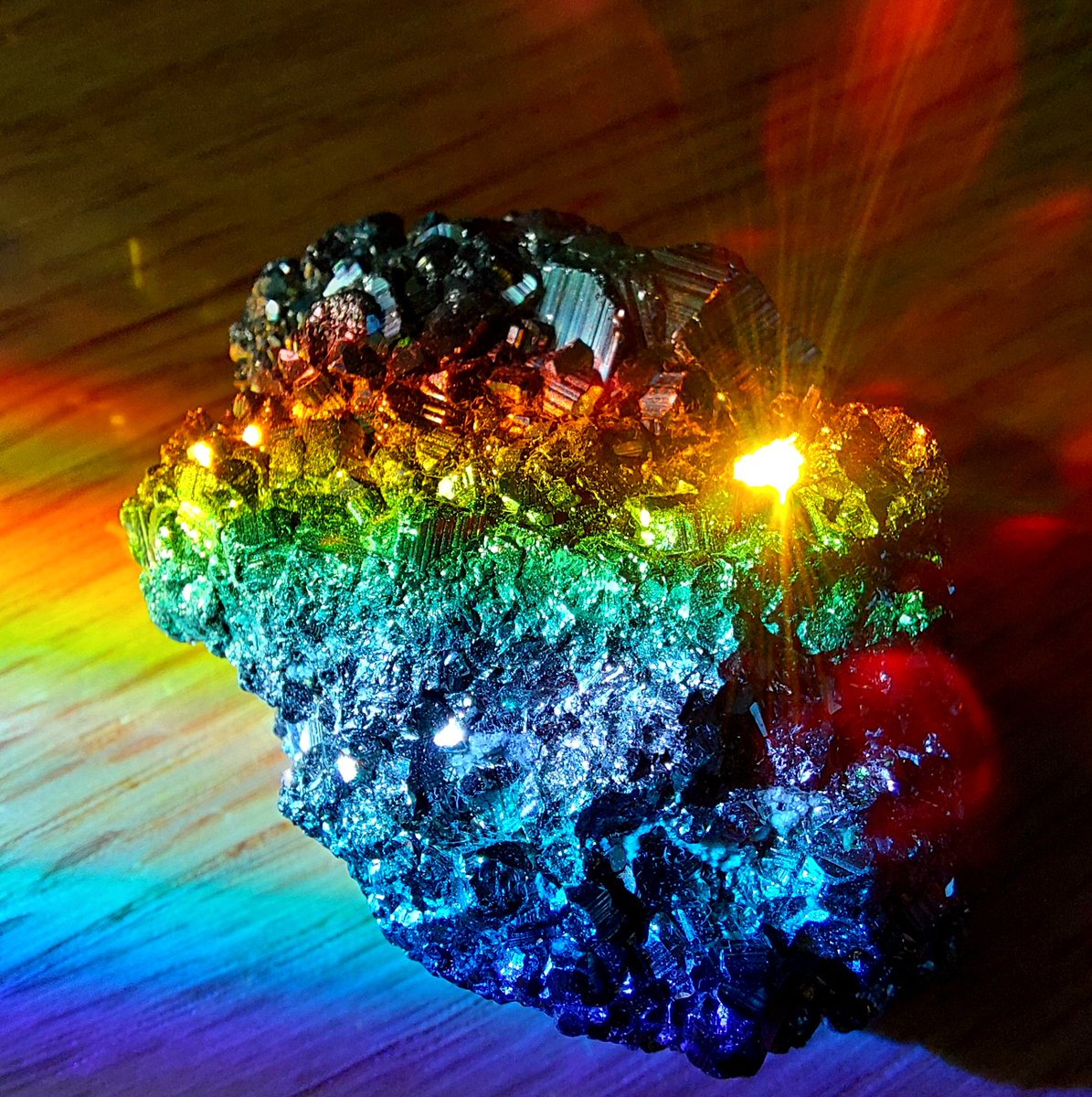 NicoleCLindsay's tweet photo. Put my kid's new pyrite in a rainbow from the window https://t.co/6aipTGCo49