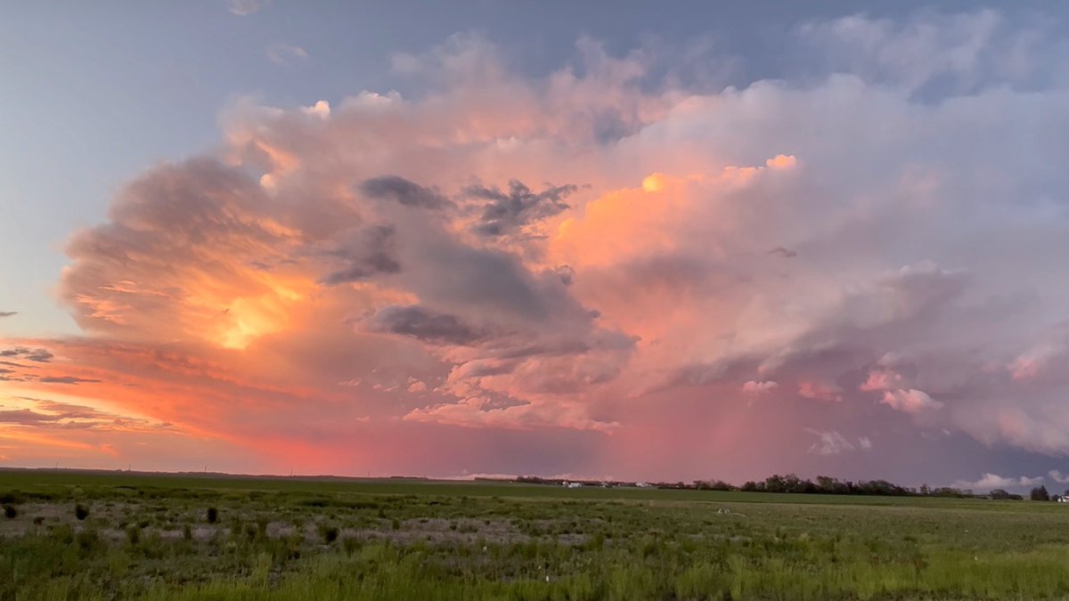 Crazycat161's tweet photo. @GregMorganCJME We got the beautiful side of the storm clouds https://t.co/qW5Prpy72F