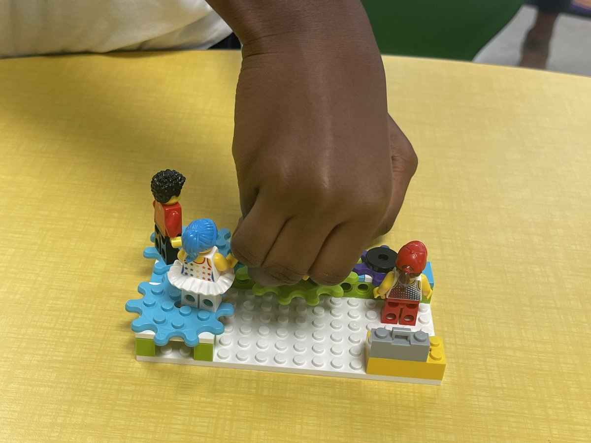Alabama_Reading's tweet photo. Students @barrettschool  used their “maps” to guide them in creation of “turntables.  In the background as they worked was a video of a DJ working a turntable.  A teacher was found sitting with the students questioning them about their creation &amp; building their vocabulary.  🤍 https://t.co/dl8IKNEFwB