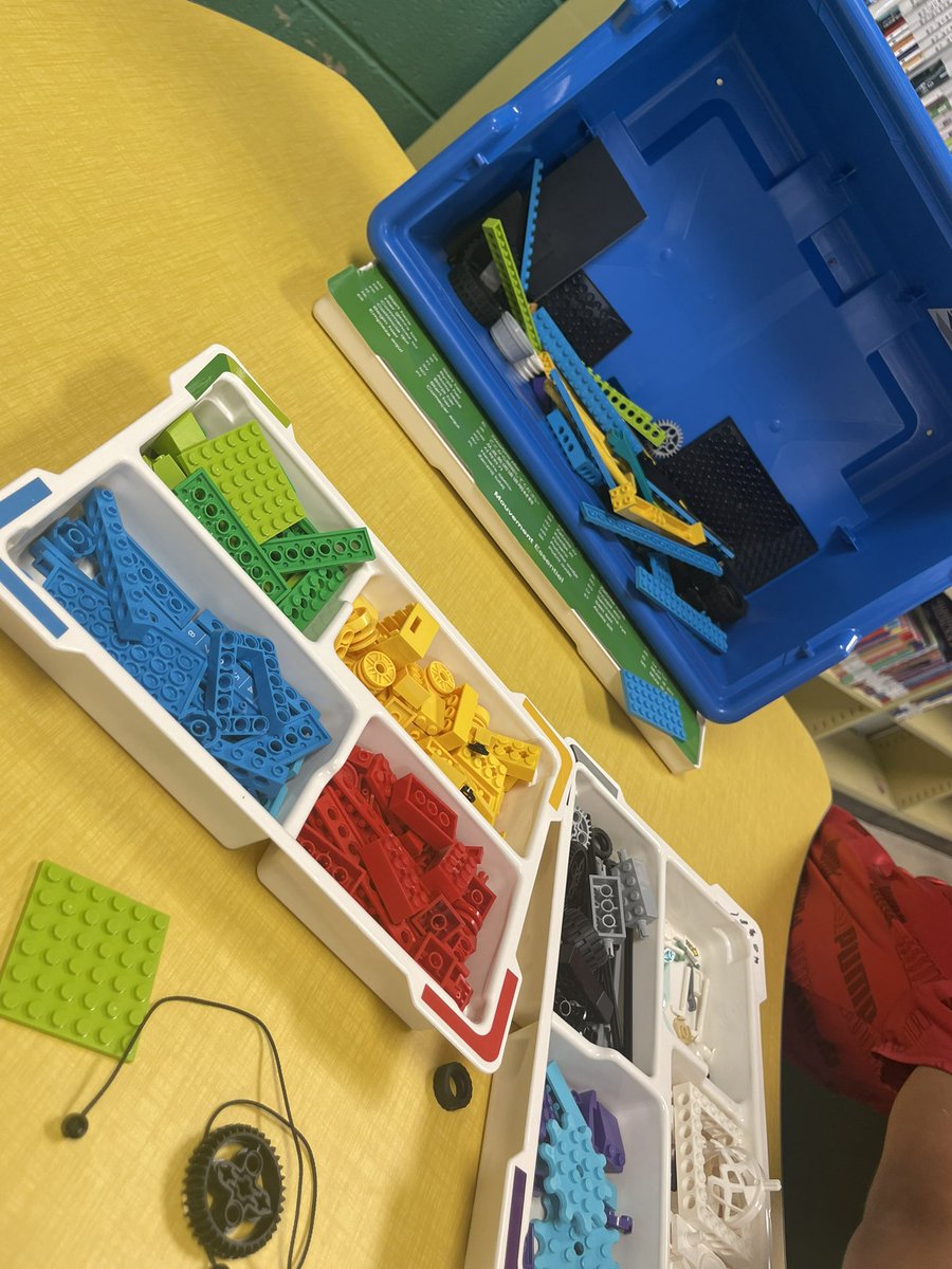Alabama_Reading's tweet photo. Students @barrettschool  used their “maps” to guide them in creation of “turntables.  In the background as they worked was a video of a DJ working a turntable.  A teacher was found sitting with the students questioning them about their creation &amp; building their vocabulary.  🤍 https://t.co/dl8IKNEFwB