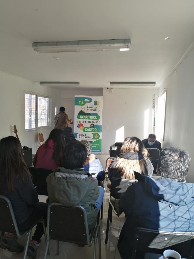 Juaneduardoconc's tweet photo. Hicimos entrega a 300 familias #Composteras para el tratamiento de residuos orgánicos, además entrega de kits de reciclaje para residuos inorgánicos, capacitaciones y retiro diferenciado de residuos.
Actividad de cierre del Proyecto Castro Ciudad Sustentable. https://t.co/zkslkqL4zL