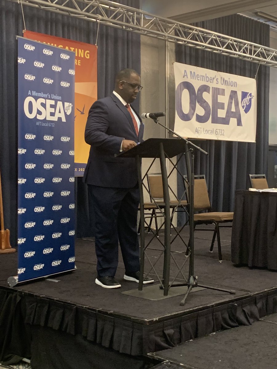 LaLaSamet's tweet photo. Love watching ⁦@fedingram⁩ get this crowd at ⁦@OSEA6732⁩ fired up! He’s talking to ⁦@PSRP_AFT⁩ about how they are the eduction first responders! And yes they are! ⁦@AFTunion⁩ https://t.co/Femg1SQ8l8