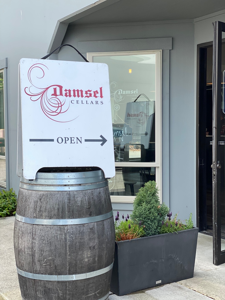 DamselCellars's tweet photo. It's Friday, time for sipping among the barrels with your BFF.🍷
#cellargoals #wawine https://t.co/i7HvVxkLUA