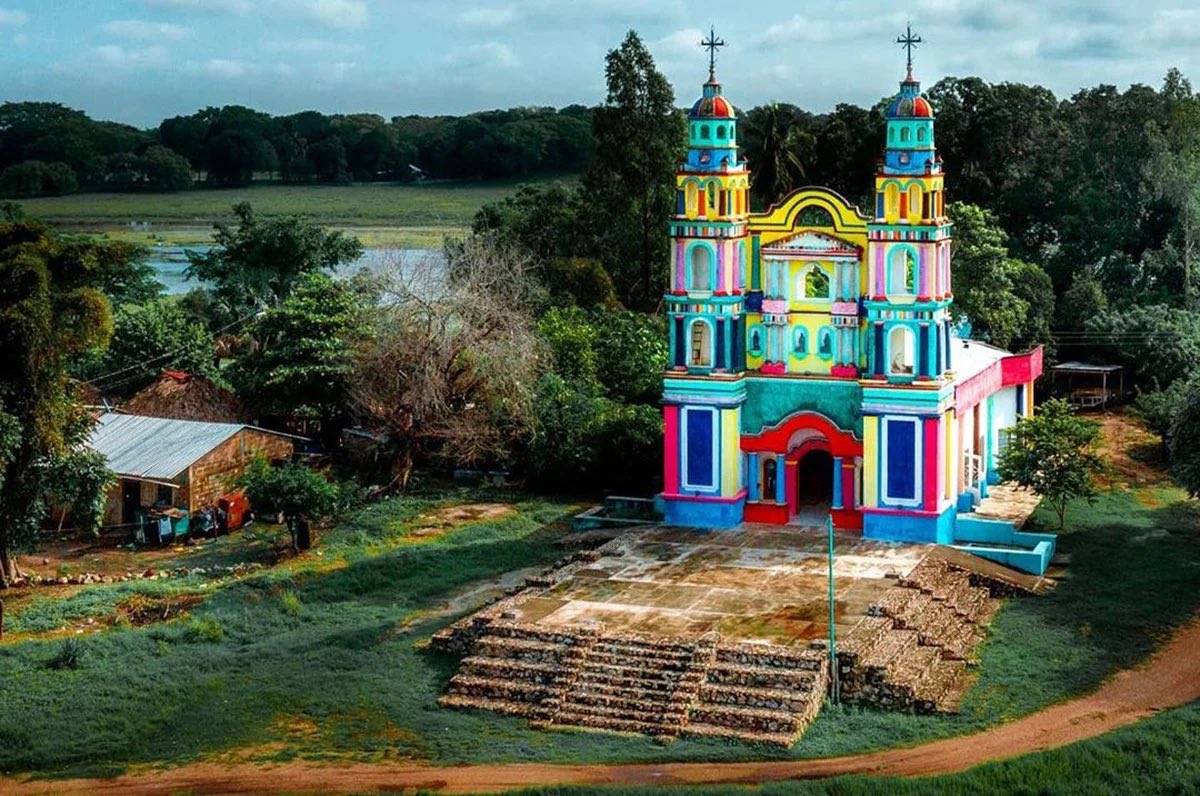 Sabías qué 👀….Los colores de la Iglesia del Señor de Tila hace a este templo especial por sus coloridos muros exteriores, mismos que simbolizan el amor de los pobladores a quien atribuyen numerosos milagros. 

📍Tabasco 
📸 <a href="/miguel_kurz/">Miguel_kurz</a> 

#viajapormexico #tabasco #mexicomagico