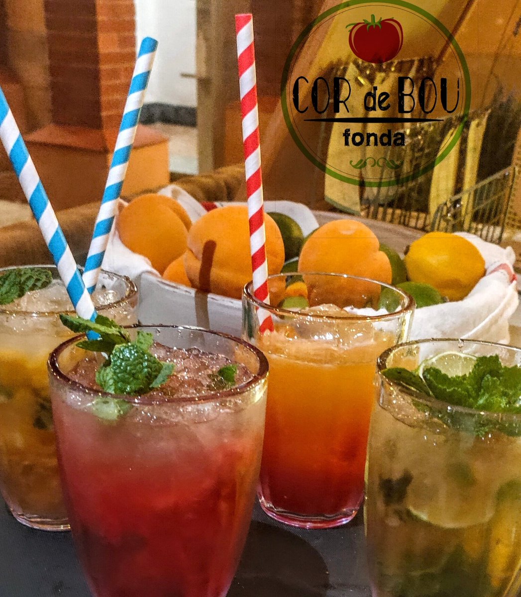 CordeBou's tweet photo. Cocteleria feta amb fruita fresca.🍉🍍🍋
#sopars #sucsnaturals #batuts #copes #musica #nitsalafresca #nightsummer #petfriendly https://t.co/s2YkyQ2iFT