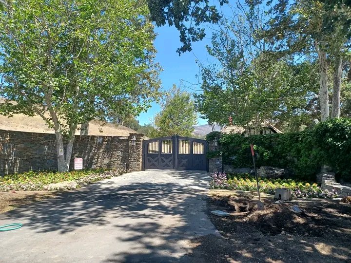 sebasmjjj's tweet photo. Neverland en estos momentos.

Los jardineros del lugar trabajaron arduamente esta semana para preparar la puerta para el aniversario del fallecimiento de Michael Jackson mañana 25 de junio. Neverland no está abierto al público pero se les permitió a los fans dejar dedicatorias. https://t.co/vYz3ARgHHf