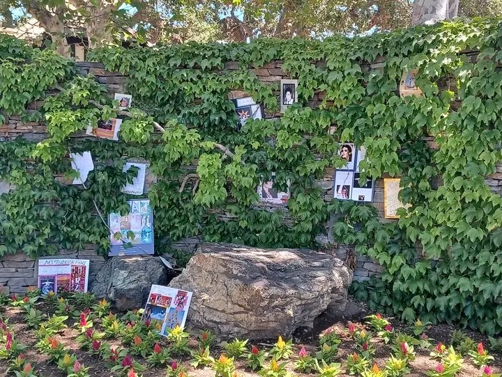 sebasmjjj's tweet photo. Neverland en estos momentos.

Los jardineros del lugar trabajaron arduamente esta semana para preparar la puerta para el aniversario del fallecimiento de Michael Jackson mañana 25 de junio. Neverland no está abierto al público pero se les permitió a los fans dejar dedicatorias. https://t.co/vYz3ARgHHf