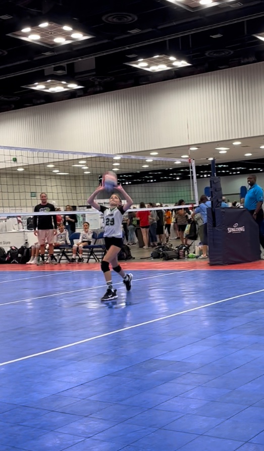 ACJaguarVB's tweet photo. Looks like our future volleyjag Zoey Kincaid and her team Madfrogs 11 black are in the elite 8! The best 8 teams in the nation! That’s our girl #29 dishing out dimes! Good luck tomorrow! https://t.co/3sLlVmbaNA