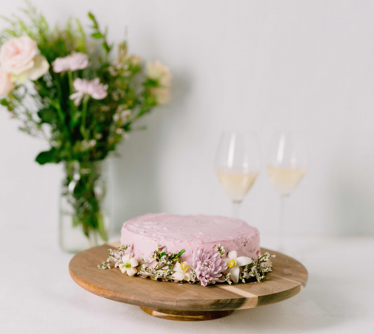 Impress your friends and family with this beautifully decorated cake! ✨ We added some fresh florals from our garden. 🌼 It's almost too elegant to eat! 🥂 #summertreats