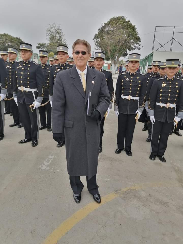 CMARMOLWITTGRUB's tweet photo. 🎺VISITA 🎓ANIVERSARIO : con mucho agrado asistí a un aniversario institucional del Colegio Pedro Ruiz Gallo CIMP en Chorrillos, donde estuve con el Comandante General del Ejército y otra autoridades castrenses. https://t.co/64HvHI3MzX