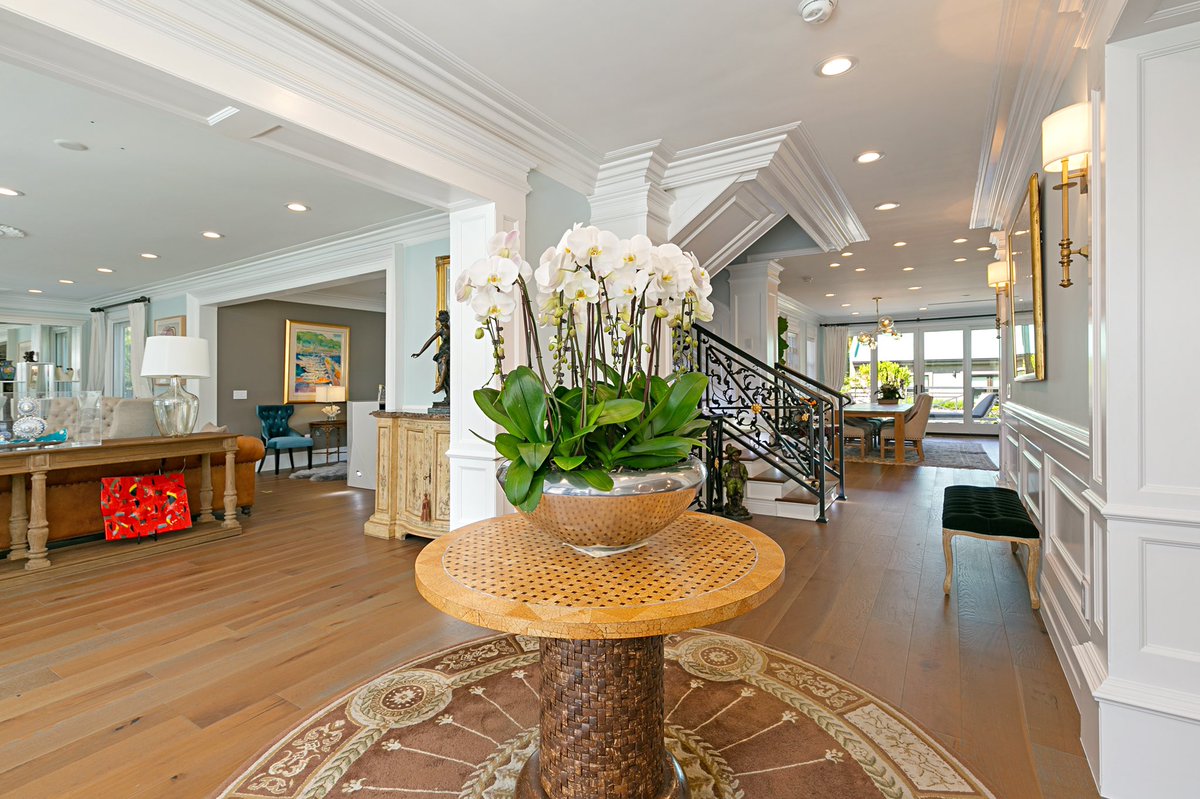 Christophechoo's tweet photo. We just listed this stunning Contemporary California Colonial style home 🏡 n the only exclusive guard gated community in the terrific Hancock Park area of Los Angeles. Listed for $7,7500,000
#hancockpark #newlisting #losangeles #guardgated #coldwellbankergloballuxury https://t.co/kCWNmFpWcK