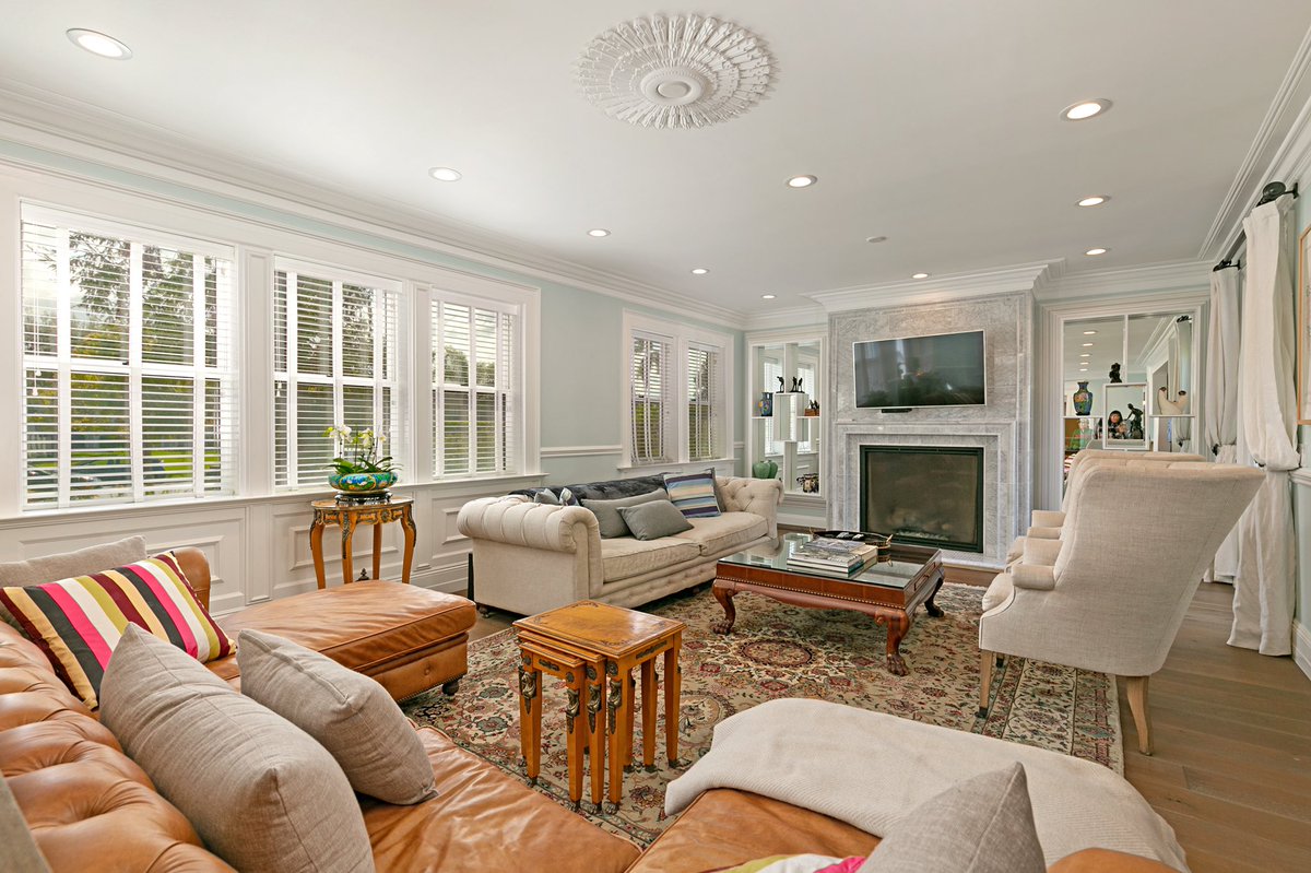 Christophechoo's tweet photo. We just listed this stunning Contemporary California Colonial style home 🏡 n the only exclusive guard gated community in the terrific Hancock Park area of Los Angeles. Listed for $7,7500,000
#hancockpark #newlisting #losangeles #guardgated #coldwellbankergloballuxury https://t.co/kCWNmFpWcK