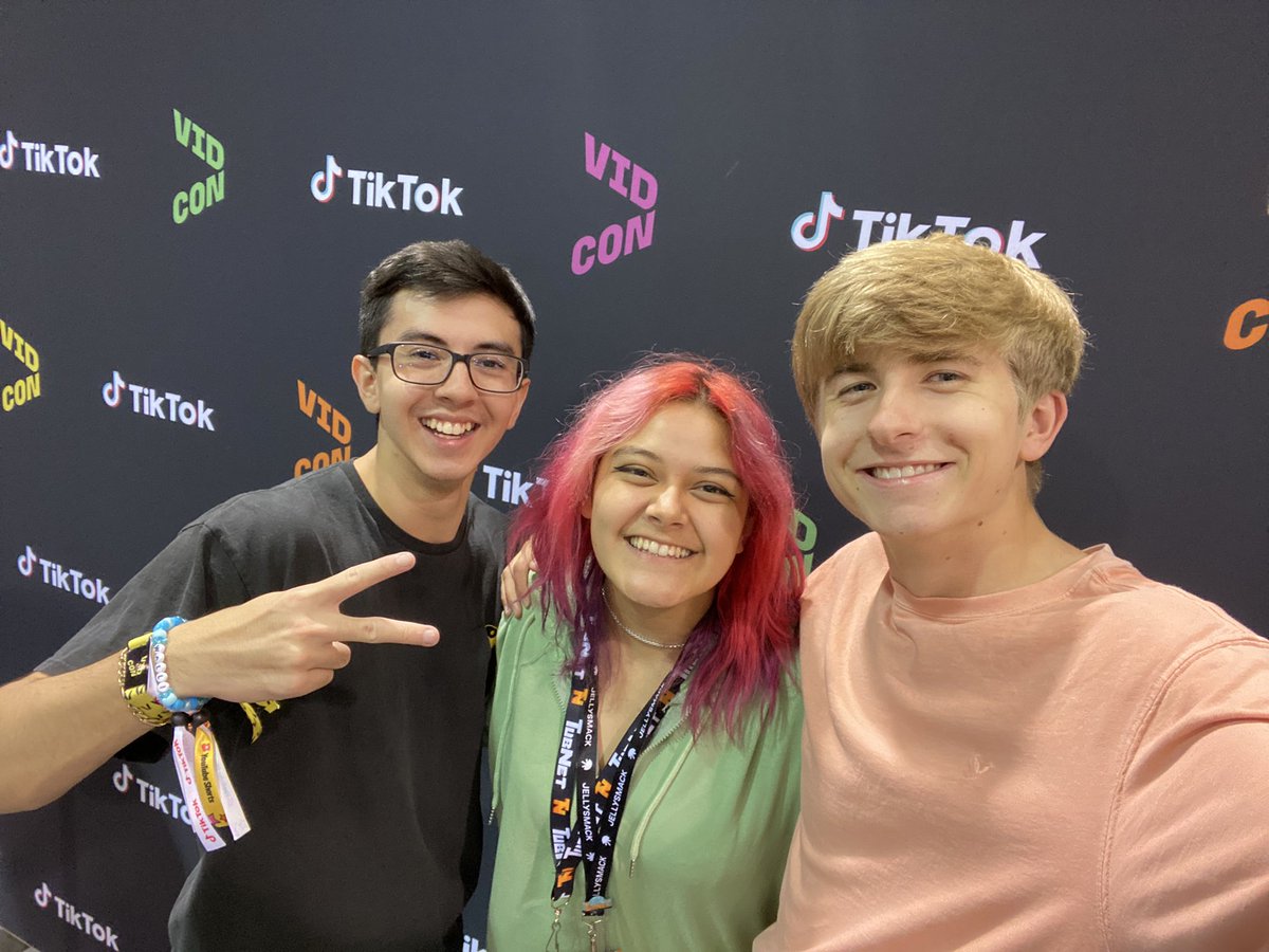 emuhlee_cos's tweet photo. what lovely lads @Wallibear @burpled #vidcon22 https://t.co/41D3B2Nw1q