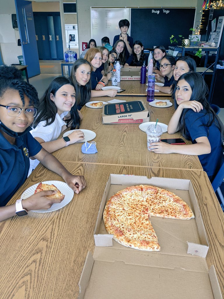 sjoa5's tweet photo. A HUGE thank you to these grade 7 students who helped out with our schools graduation last night! ❤️ Your dedication &amp; volunteer time is very much appreciated! 🙌🏼 @HCDSB https://t.co/MstX82hNr5