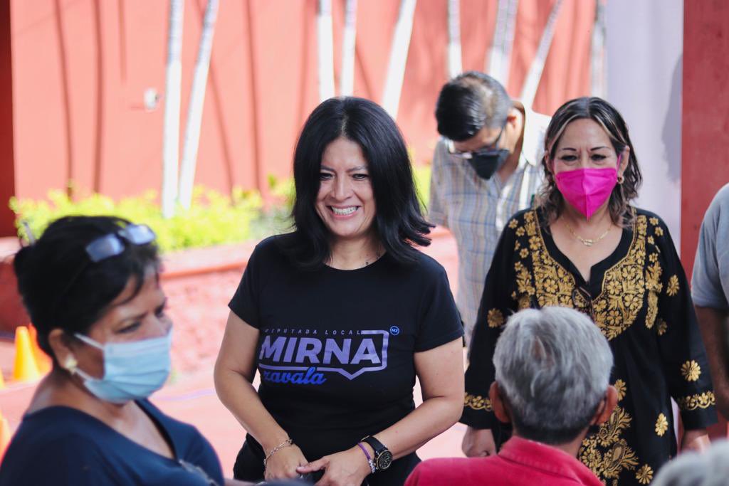 mirnazavala_'s tweet photo. Directora de la Esc. Prim.”Mártires de la Libertad”, Mtra. Roberta Benítez Betancourt, muchas gracias por recibirnos🙏🏼. Agradezco también al #EquipoMZ #ICATMOR #FondoMorelos #CES #RegistroCivil #FIFODEPI por el apoyo. https://t.co/OMui9f8zhK