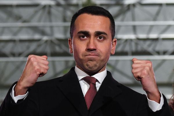 È grazie ad esseri immondi come questo se i cittadini di questo paese stanno abbandonando ogni relazione con la politica e i suoi rappresentanti. È così difficile restare uomini difronte al potere?

#DiMaio #DiMaioOut #DiMaioTraditore