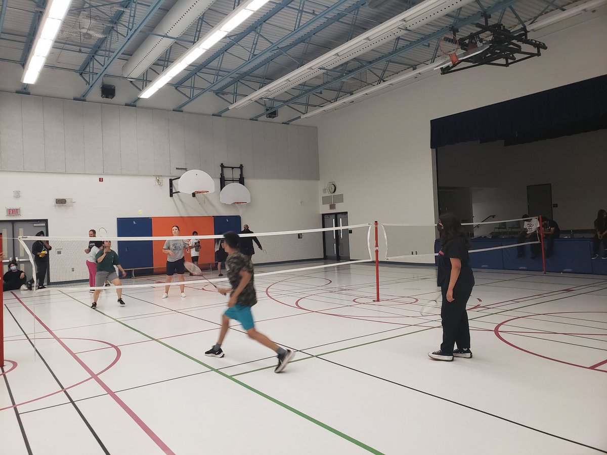 rjlee_ps's tweet photo. Our first, and hopefully annual, staff vs student badminton showdown was so much fun! 🏸 #RJLeeProud #RJLeeStrong @Ms_Misic @MsDubay1 @MrsSousa1 @LLSarbadhikari @mackaytiffany1 @hpe4pdsb @PeelSchools https://t.co/H0G1KDHWpY