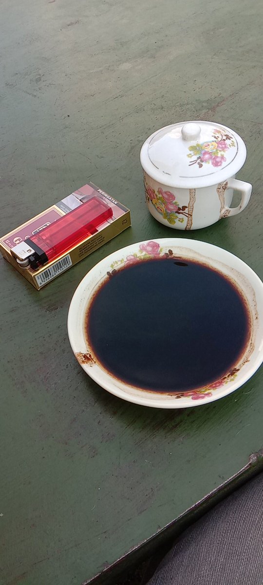 Rutinitas pagi....seruput kopi sambil udud....met pagi semua