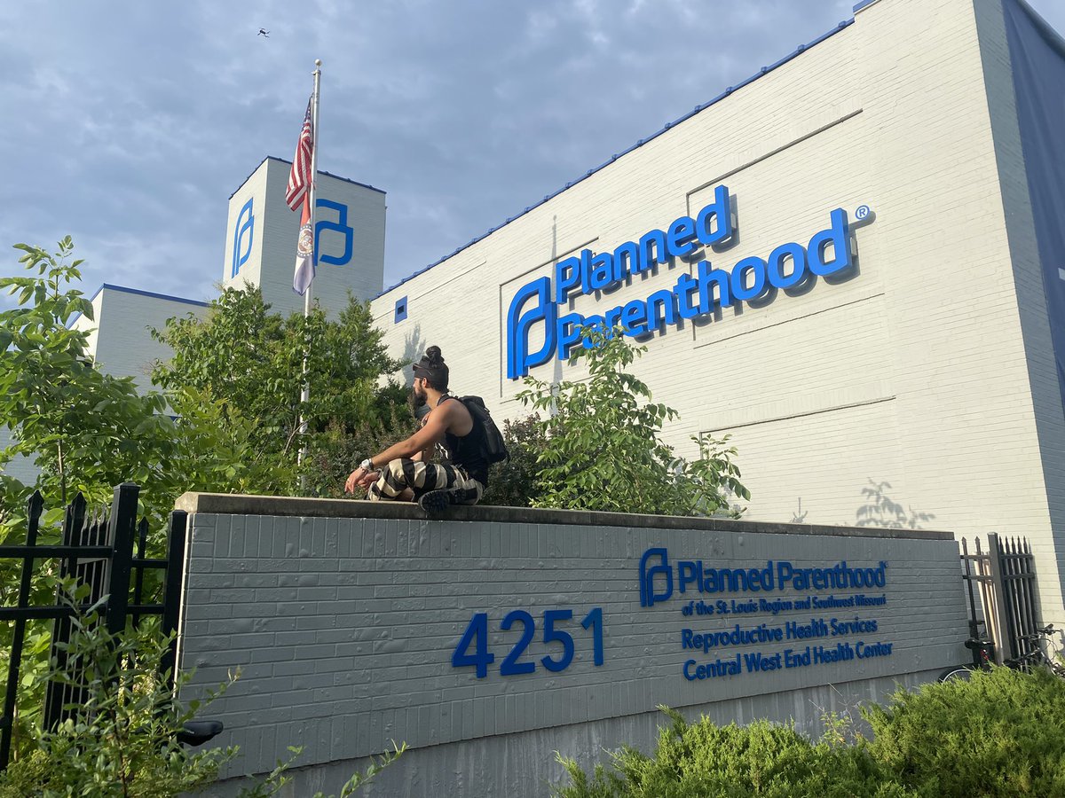 Bonsoir du Missouri. L’avortement y est illégal depuis quelques heures. La dernière clinique qui pratiquait des avortements ici a du cesser de pratiquer des IVGs #scotus #Dobbs #RoeVsWade #afp