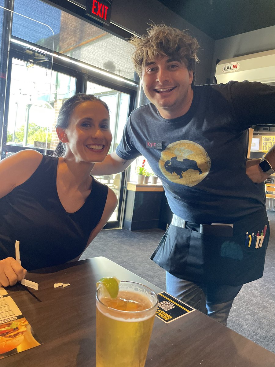 tmillerENG's tweet photo. When it’s been a craptastic couple of days but you get to see one of your friends/co-workers while you’re out to dinner! Quote from my hubs, “um how many jobs does @MrAndreeEnglish have?” 🤣 #foodfamilyandfriendsmakeeverythingbetter #longhashtag https://t.co/bnZQChXWG0