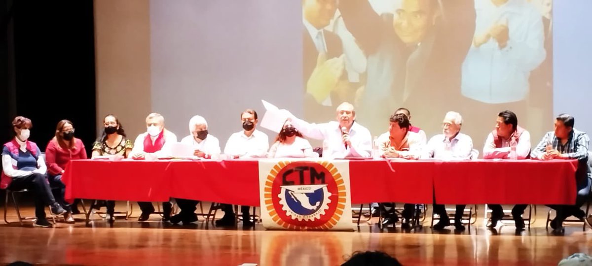 ISNNoticias's tweet photo. 📢| En asamblea realizada por trabajadores del sindicato Luis Cabrera del ayuntamiento de @GobiernoCholula se acuerda la destitución de Maribel Jiménez al frente de este organismo, así lo informó @leobardosoto líder de la @CTMPuebla @Paola_Angon https://t.co/PNNe1wyzXI
