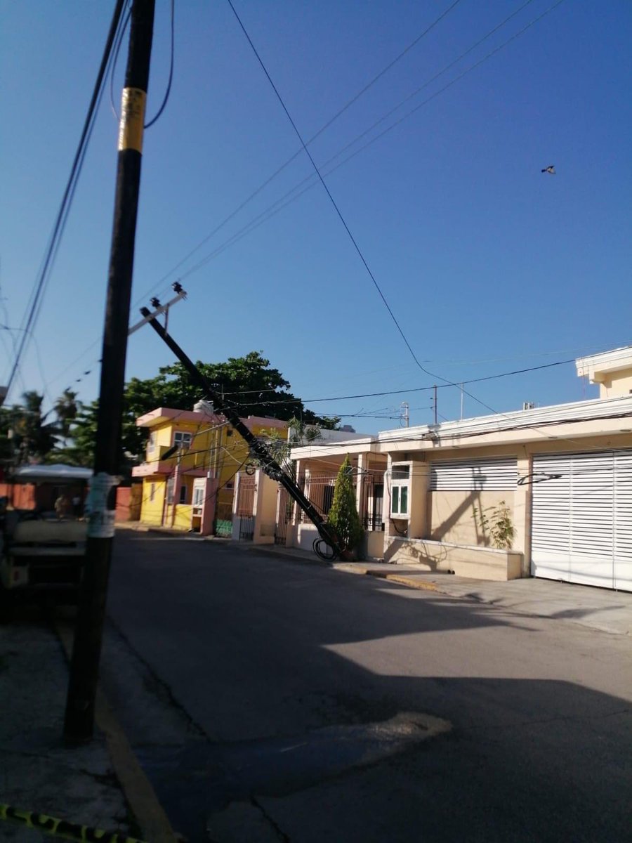 florely_10's tweet photo. Hace unos años uno de mis hermanos casi pierde la vida por sus malas instalaciones eléctricas en la vía pública, hoy afortunadamente no paso a mayores. Es inadmisible las malas condiciones de su infraestructura en Isla Mujeres @CFEmx @Atn_Peninsular @CFE_Contigo https://t.co/PzhkpUFSOi
