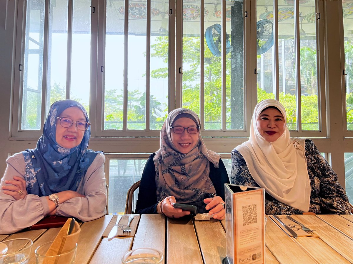 1st YB ladies day out since PKP. Except Samilah who hasn’t got the YB title..yet, the rest of us are happy and contented with whatever we’re doing now. 
HAPPINESS is.. a table covered with food &amp; surrounded by good friends!