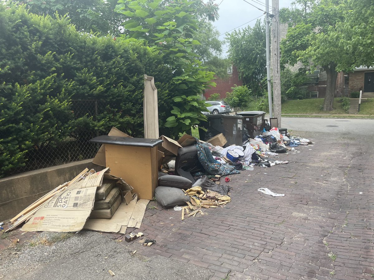 amanda___price's tweet photo. Hey @CaraSpencerSTL, my alley has looked like this for three weeks and every @stlcsb ticket I put in gets canceled. This is Nebraska/Cherokee. What can we do? Its becoming a health issue as well as blocking the ability to get into our alley at times. https://t.co/x1PIvCKgcU