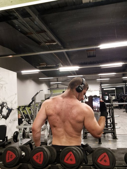 Front or back ?  https://t.co/49xFcm29TS https://t.co/WYagLVJkGn