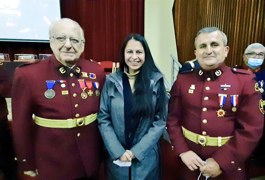 DPPOsorno's tweet photo. Delegada Presidencial #Osorno @cpailalef entrega afectuoso saludo a la 4ta Compañía, Hachas y Escalas de @Bomberos_Osorno al conmemorar su 139 Aniversario. En la ceremonia solemne la Delegada acompañó a "los cuartinos" agradeciendo y destacando su abnegada labor
#FelizAniversario https://t.co/lpTAYheATV