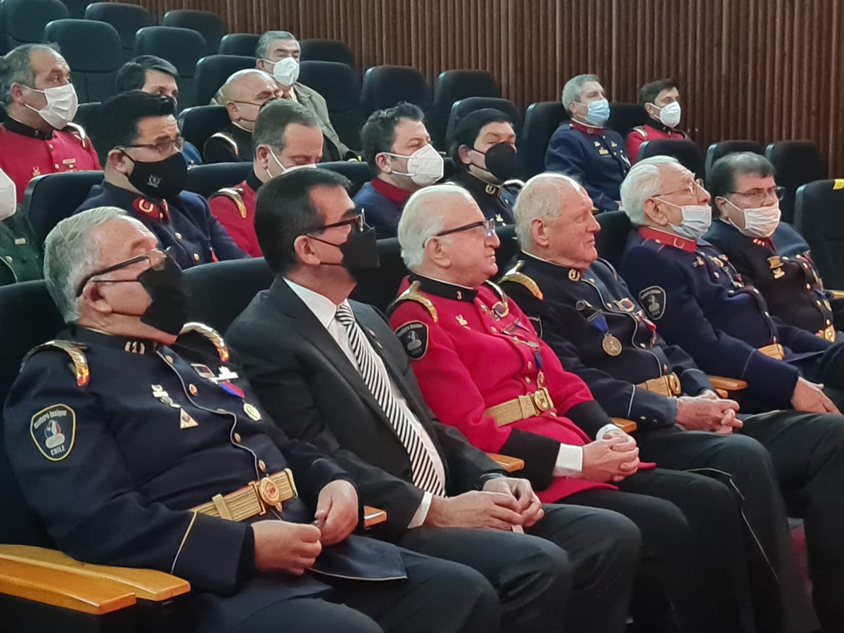 DPPOsorno's tweet photo. Delegada Presidencial #Osorno @cpailalef entrega afectuoso saludo a la 4ta Compañía, Hachas y Escalas de @Bomberos_Osorno al conmemorar su 139 Aniversario. En la ceremonia solemne la Delegada acompañó a "los cuartinos" agradeciendo y destacando su abnegada labor
#FelizAniversario https://t.co/lpTAYheATV