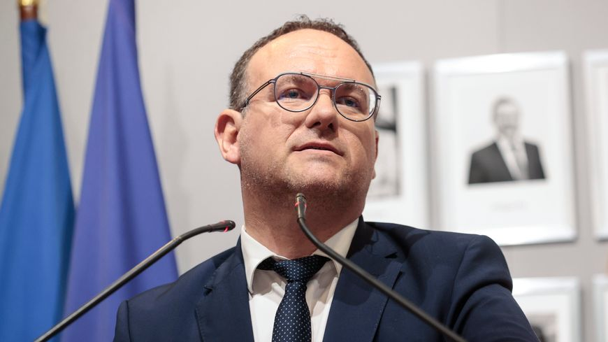 VincentLanies's tweet photo. @EmmanuelMacron Dixit le gars qui prétend que la lutte pour les femmes est la "grande cause" de son quinquennat tout en nommant des gens ministres en sachant qu'ils sont accusés de viol par plusieurs personnes et en nommant conseiller un gars CONDAMNÉ pour violences conjugales. https://t.co/Ex2wB4NNVE