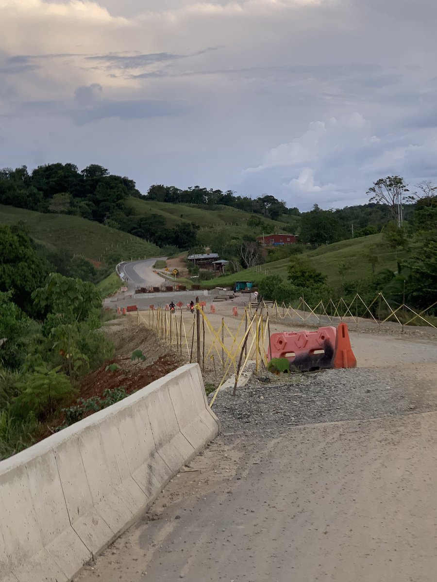 ElmonoCastano's tweet photo. @IvanDuque @ANI_Colombia entregan una vía la cual aún le falta muchos tramos, Zaragoza-Remedios aún está incompleta.Cómo está hay muchísimas partes. 
¿Quedará la autopista conexión norte Caucasia-Remedios así ? #vias #incompleta #entrega https://t.co/YcZ9CN86EH