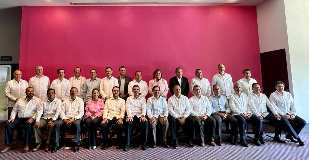 LuisAntoRamirez's tweet photo. En #Veracruz, celebramos la sesión del Consejo Consultivo Estatal @NafinOficial @bancomext; intercambiamos propuestas para diseñar acciones conjuntas en favor de la inversión. Gracias a @enachon Srio de @SEDECOPVer por su apoyo. @lopezobrador_ @R_Ramirez_O @CuitlahuacGJ https://t.co/J6qQzDYeJv