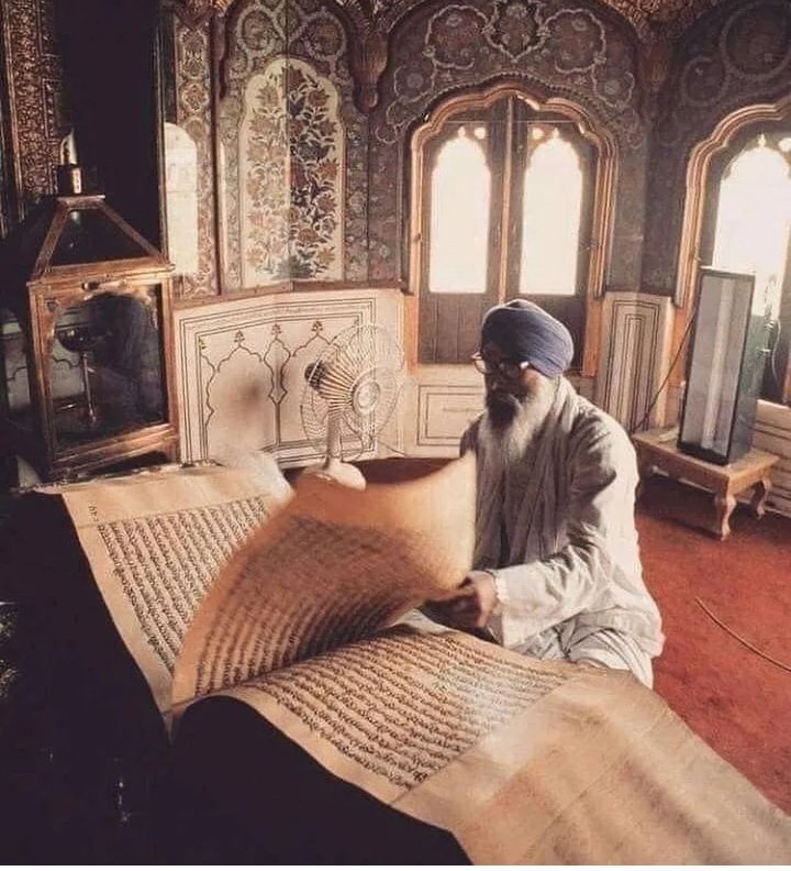 Kamalpreet1511's tweet photo. ਬੋਲੇ ਸੇਖ ਫਰੀਦੁ ਪਿਆਰੇ ਅਲਹ ਲਗੇ‌।‌।
ਇਹੁ ਤਨੁ ਹੋਸੀ ਖਾਕ ਨਿਮਾਣੀ ਗੋਰ ਘਰੇ ‌‌।। https://t.co/lNUIsR8gaD