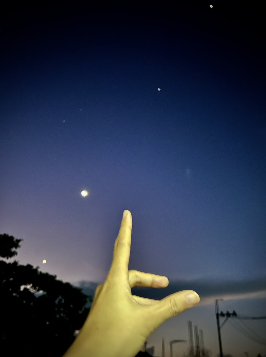 mhelows's tweet photo. Take my hand, let’s see where we wake up tomorrow.
#planetaryalignment2022
#planetalignment
6.25.22 4:30AM https://t.co/3MW6BkaZxE
