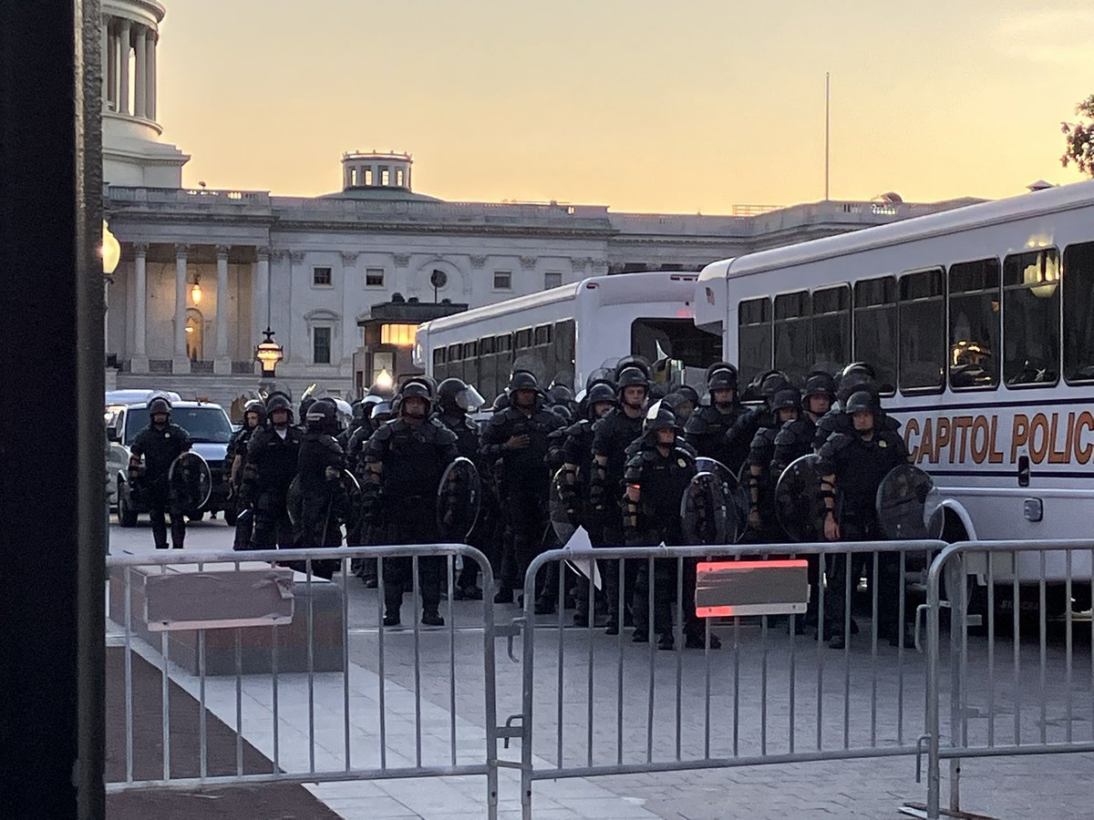 DanielDuca9's tweet photo. Capitol Police ready to dance https://t.co/aGnvnl7sX7