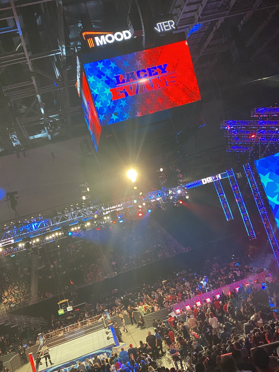 jblaylock07's tweet photo. When @LaceyEvansWWE came out baby girl lost her mind #wwesmackdown https://t.co/x78YVm3DrO