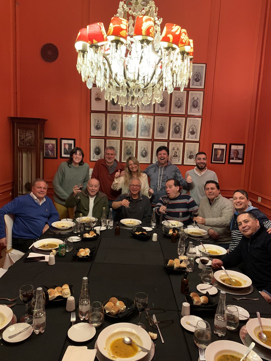 fabriciolopezOk's tweet photo. Cena con #ElseñordelaRadio #ClubdelProgreso #cena #compañeros #RadioMitre https://t.co/2KgE5xM4St