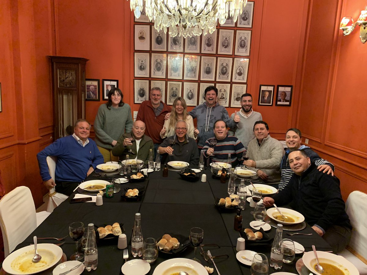 fabriciolopezOk's tweet photo. Cena con #ElseñordelaRadio #ClubdelProgreso #cena #compañeros #RadioMitre https://t.co/2KgE5xM4St